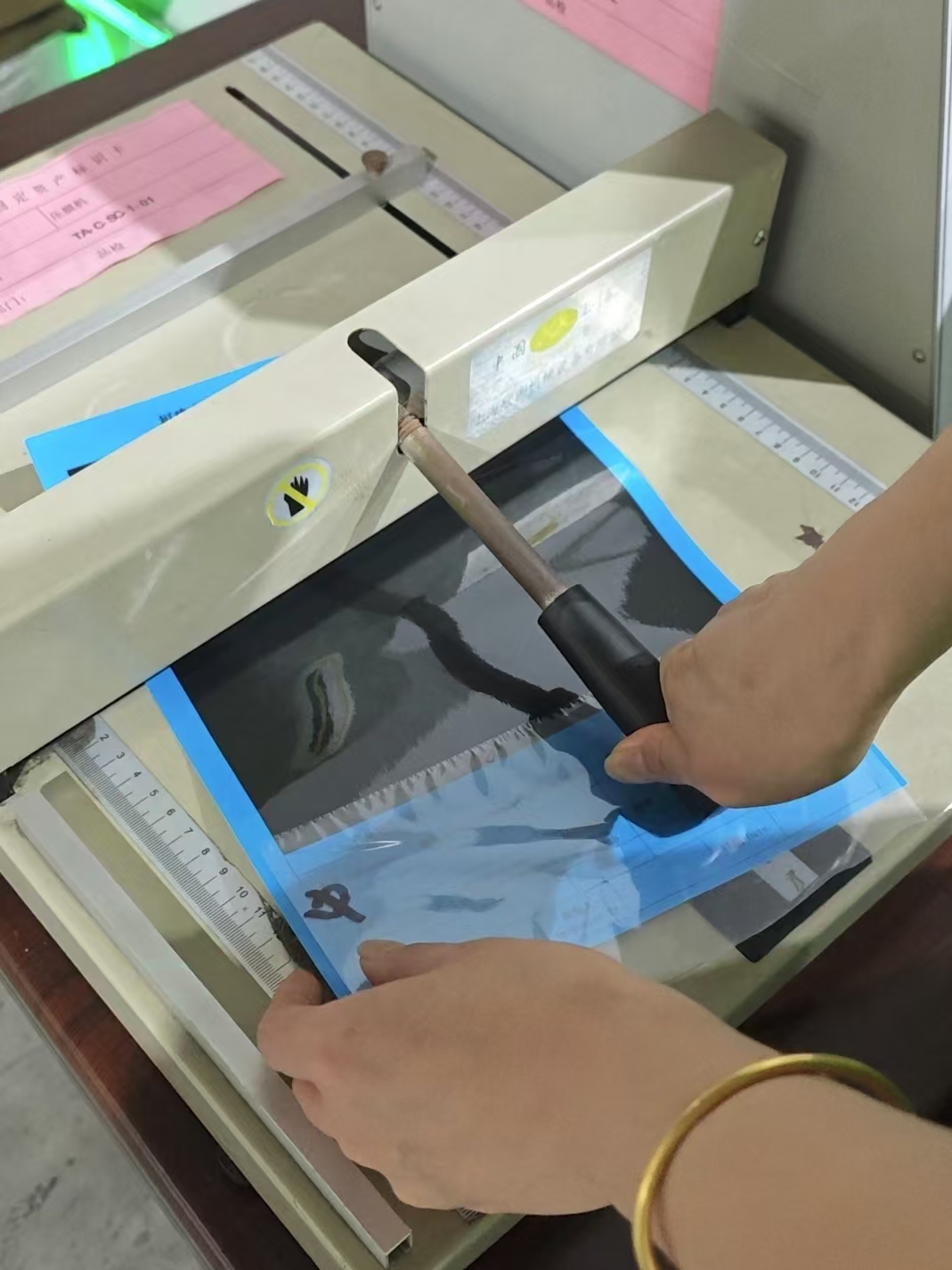 Šiluminio laminavimo plėvelės tikrinimo procesas yra svarbi priemonė užtikrinti kokybės užtikrinimą ir stabilumą.